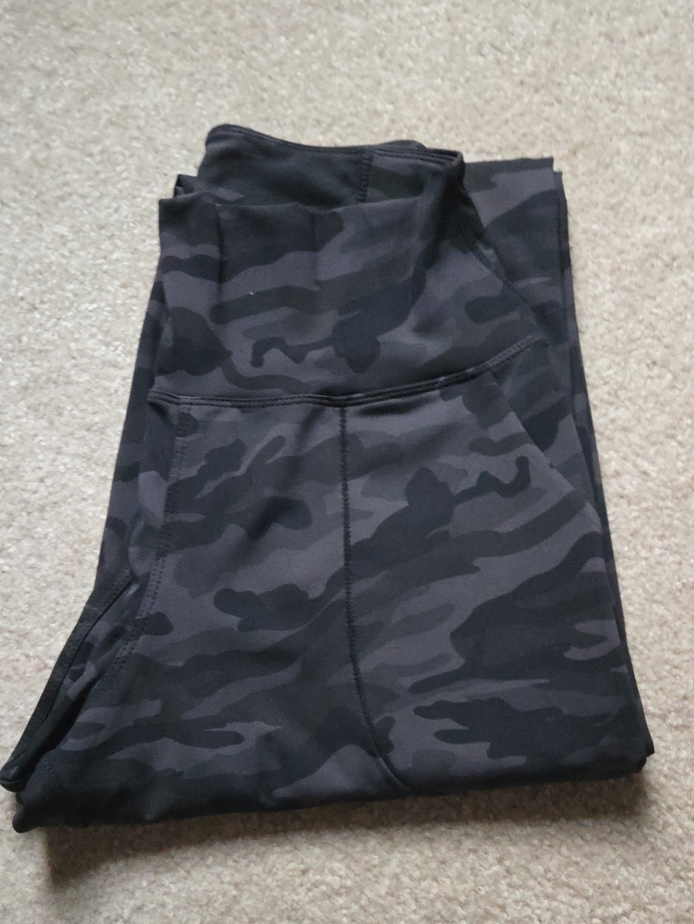 Women’s High-Rise Camo Performance Leggings - Black/Grey